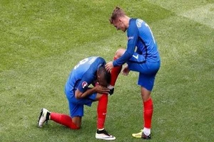 Dimitri Payet không ngần ngại hôn giày Antoine Griezmann